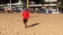 Idoso dança em areia da praia para se exercitar