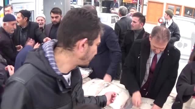 Bez Torbaya Hücum...inegöl Belediyesi Tarafından Dağıtılan 3 Bin Bez Torba Dakikalar İçinde Tükendi