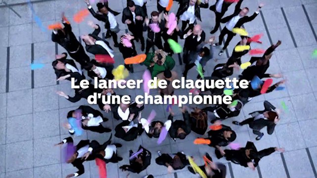 Elle interpelle sa fille dans la rue, en lui balançant sa claquette à des dizaines de mètres de distance !