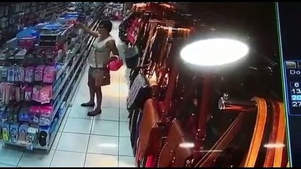 Download Video: Câmera flagra mulher furtando em loja no Centro