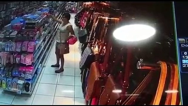 Câmera flagra mulher furtando em loja no Centro