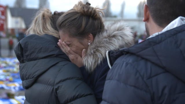 Disparition d'Emiliano Sala - Romina Sala se recueille devant le Cardiff City Stadium