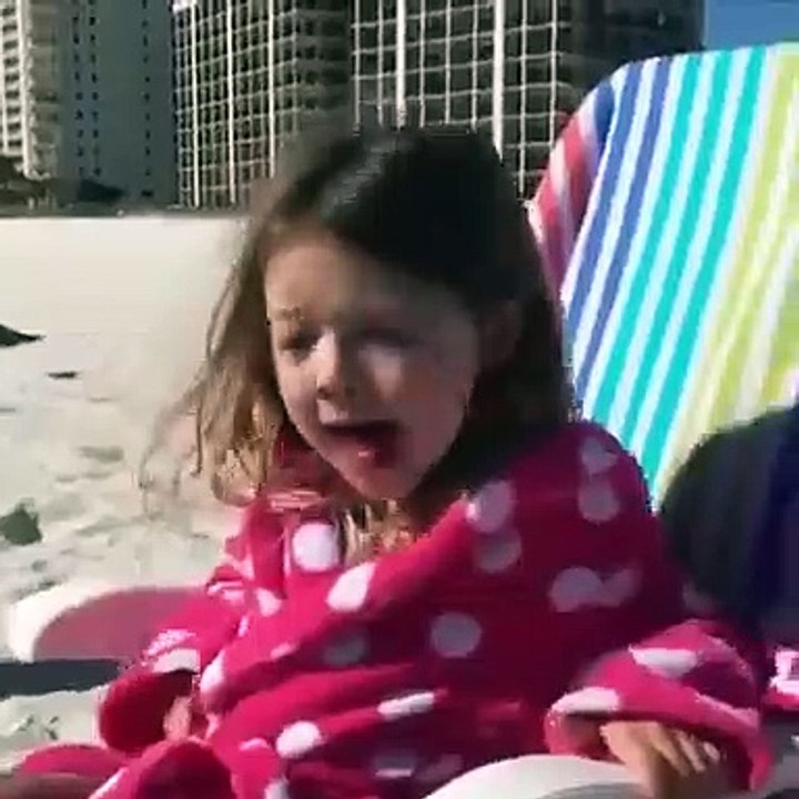 Une compilation de vidéos des enfants réagissant aux animaux