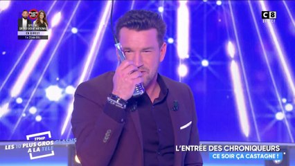 Benjamin Castaldi présente les chroniqueurs façon combat de boxe... Et se prend un coup de poing !