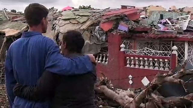 Cubanos impactados ante la destrucción causada por tornado