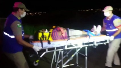 Motociclista e pedestre ficam feridas em atropelamento