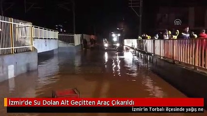 İzmir'de Su Dolan Alt Geçitten Araç Çıkarıldı