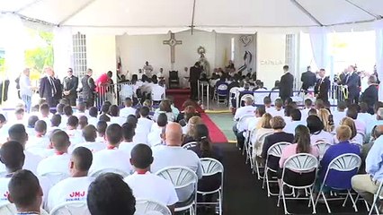 Francisco reprocha en Panamá "muros invisibles" que marginan y a