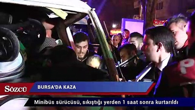 Otobüse arkadan çarpan minibüsün sürücüsü, sıkıştığı yerde kurtarılmayı bekledi