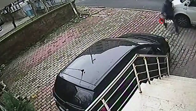 Alışveriş yapar gibi seçtikleri ayakkabıları çaldılar