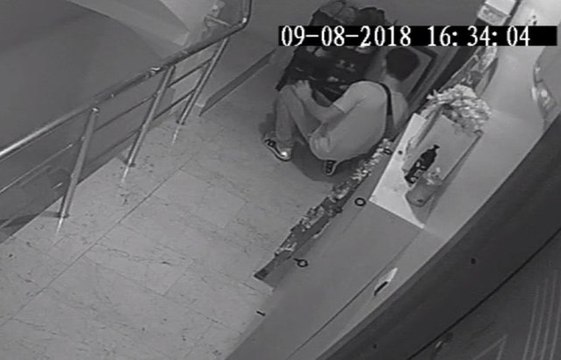 Alışveriş Yapar Gibi Seçtikleri Ayakkabıları Çaldılar