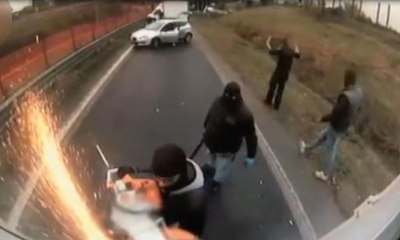 İtalya'da elektrikli testere ile zırhlı araç soygunu kamerada