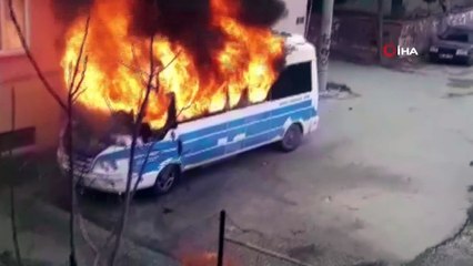 Park halindeki minibüs alev alev yandı