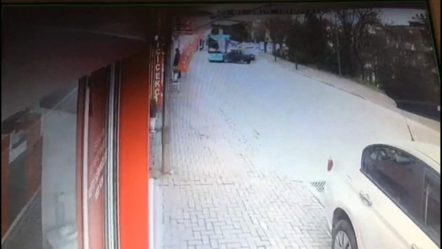 Otomobil Halk Otobüsü ile Kafa Kafaya Çarpıştı