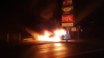 Courcelles: un véhicule en feu dans la barrière d'un magasin