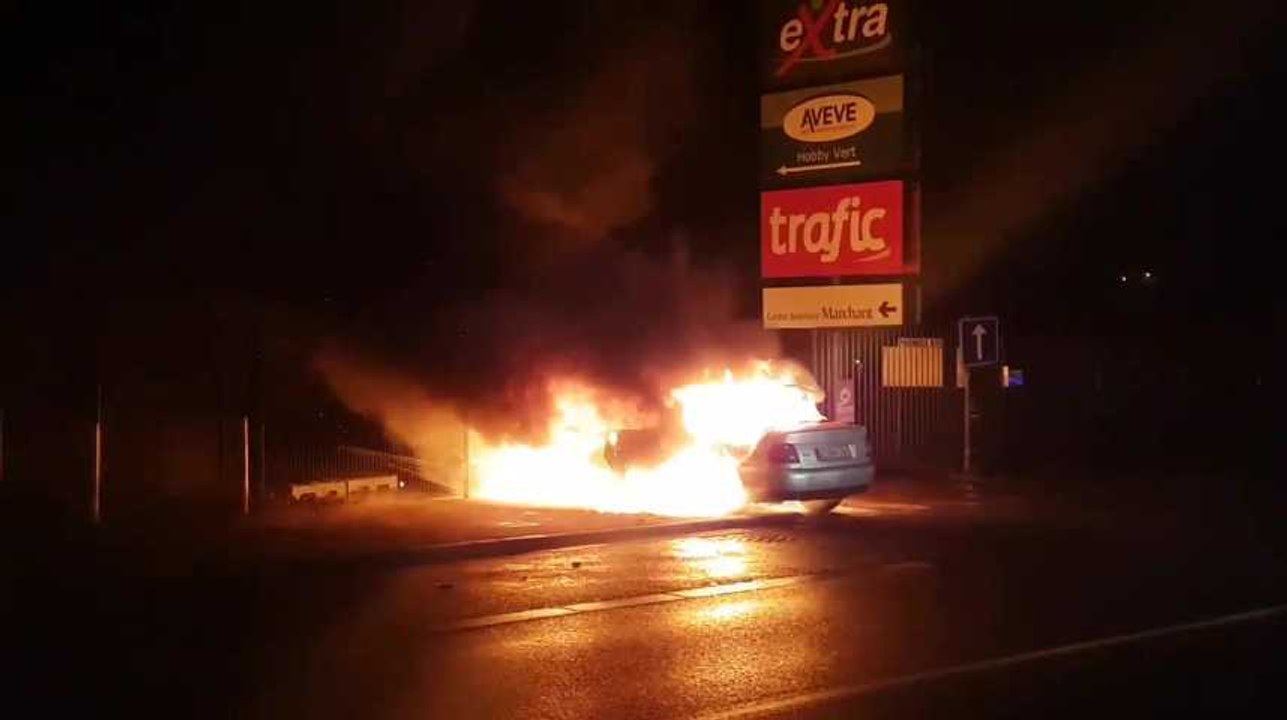 Courcelles: un véhicule en feu dans la barrière...