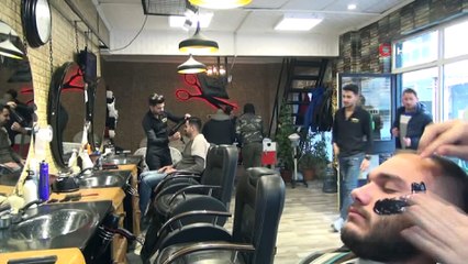 Bu berberde sıra bekleyenler sıkılmıyor