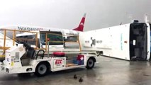 Antalya Havaalanı'nda devrilen otobüs ve zarar gören polis helikopteri (2) - ANTALYA