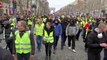 La manifestation des gilets jaunes descend tranquillement les Champs-Élysées