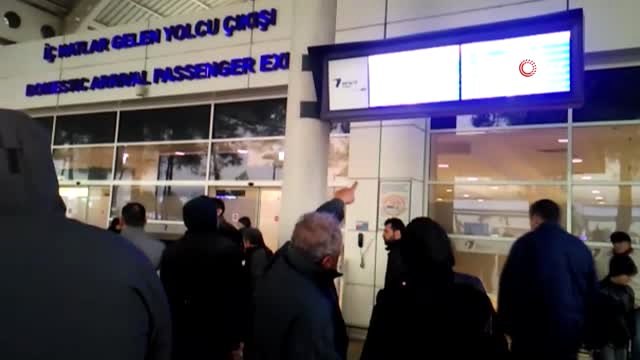 Antalya Havalimanı'nda Hortum Sebebiyle Servis Otobüsü Devrildi: 11 Yaralı