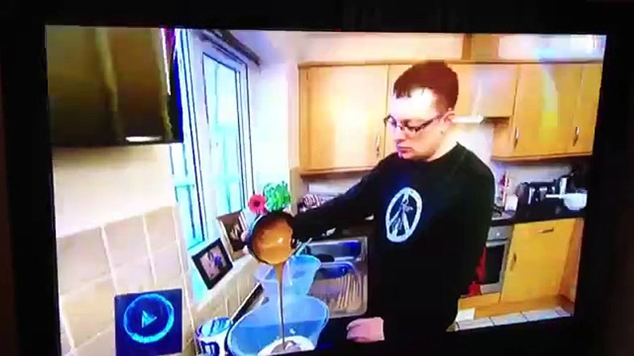 Une étrange façon de goûter sa cuisine dans « Un dîner presque parfait » (Royaume-Uni)