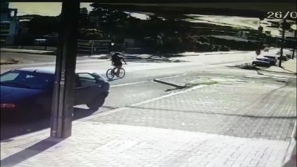 Vídeo: Ciclista para sobre capô de veículo após batida
