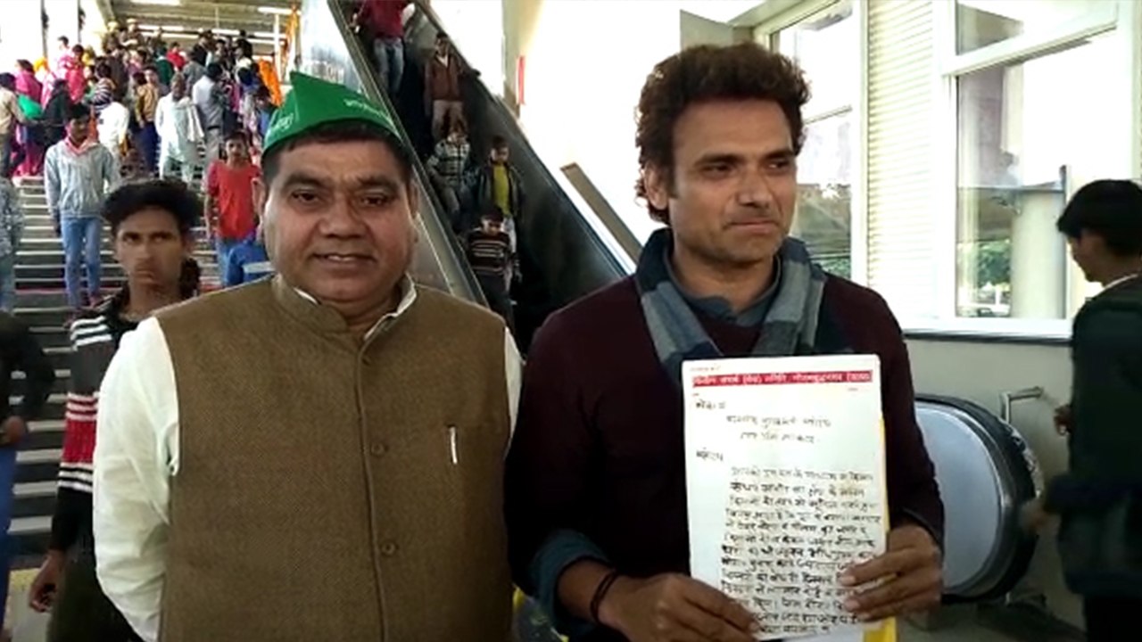 खून से लिखी चिट्ठी लेकर सीएम योगी से मिलने पहुंचे किसान