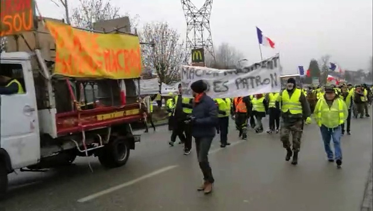 Le cortège des Gilets jaunes se dirige vers le centre-ville de Forbach
