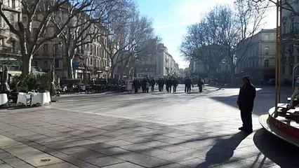 Avignon : les gilets jaunes face aux CRS sur la place de l'Horloge