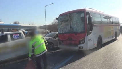 버스·승용차 4중 추돌...승객 25명 다쳐 / YTN