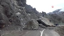 Sivas'ta Heyelan...dev Kayalar 8 Köy Yolunu Ulaşıma Kapattı