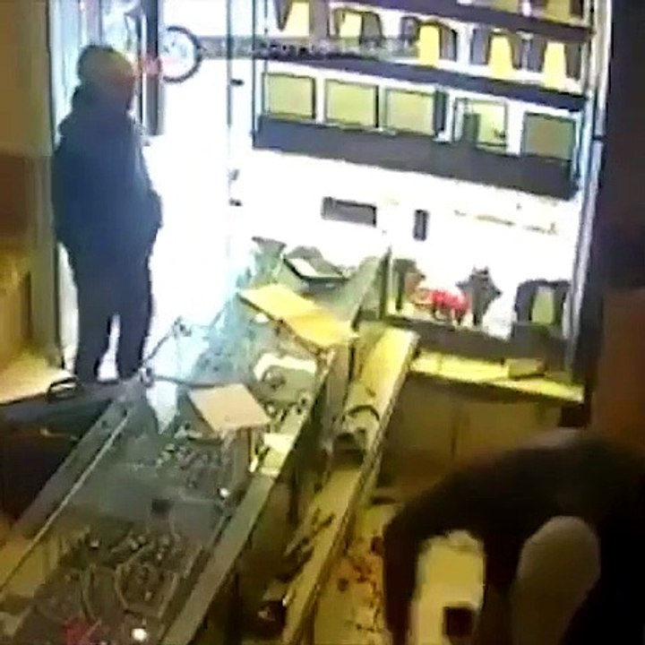 В Ірані троє грабіжників вбили продавця і пограбували ювелірний магазин. Усіх трьох публічно повісили прямо перед ювелірним магазином.