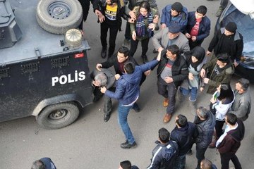 下载视频: 11 Yaşındaki Çocuğa Cinsel İstismar Girişiminde Bulunan Sapık, Öfkeli Kalabalık Tarafından Linç Edildi