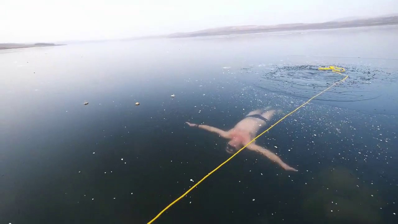 Nage sous la glace d'un lac gelé, sans attache !