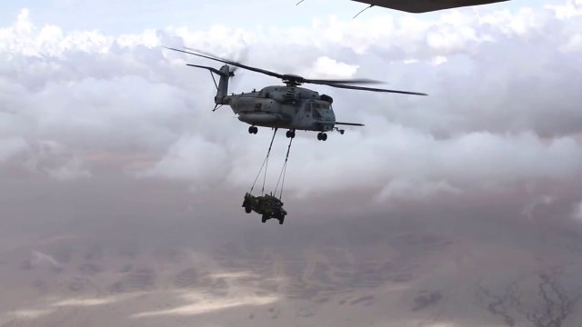 Ravitaillement en vol d'un Hélicoptère soulevant un camion Hummer !