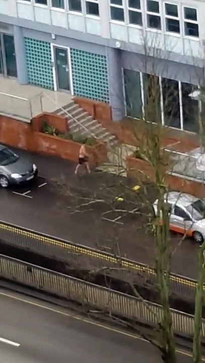 Il rentre en maillot et palmes chez lui, sac perdu à la piscine ?