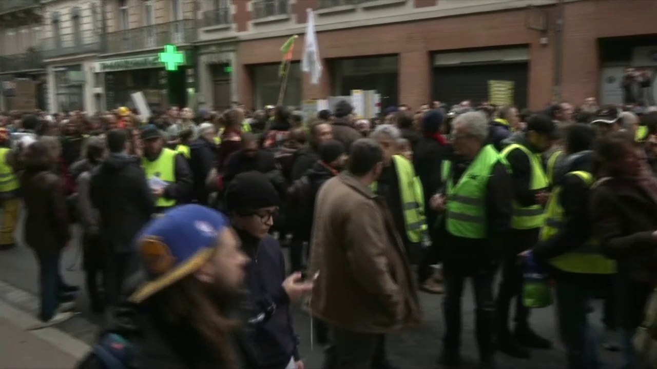 À Toulouse, un cortège de Gilets jaunes se dirige vers le centre-ville