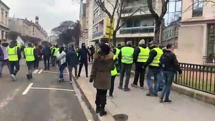 Les Gilets jaunes devant la préfecture de Bourg