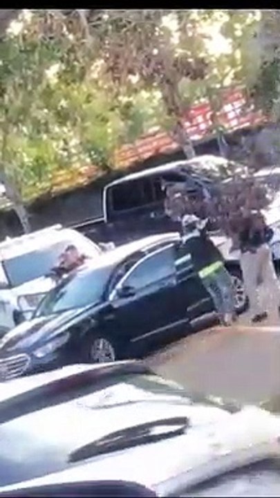 Une fillette de 2 ans sort les mains en l'air lors de l'arrestation de ses parents