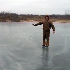 Il tire une balle dans la glace et celle ci fait la toupie