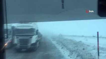 Erzurum - Bayburt Karayolunda Çok Sayıda Araç Tipi Nedeniyle Mahsur Kaldı