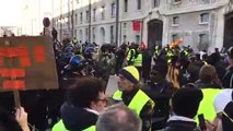 Gilets jaunes - Acte XI : les manifestants stationnent devant les Terrasses du Port à Marseille