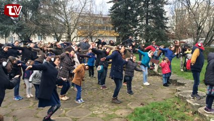 UNE HAPPY MANIF PRES DU PALAIS DES ARTS