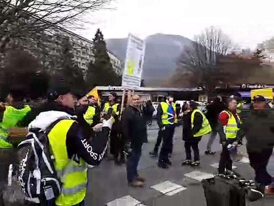 Tensions devant l'hôtel de police de Grenoble