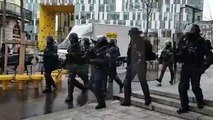 Les forces de l'ordre repoussent les manifestants près de Châteaucreux à Saint-Etienne