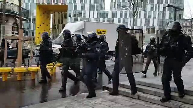 Les forces de l'ordre repoussent les manifestants près de Châteaucreux à Saint-Etienne