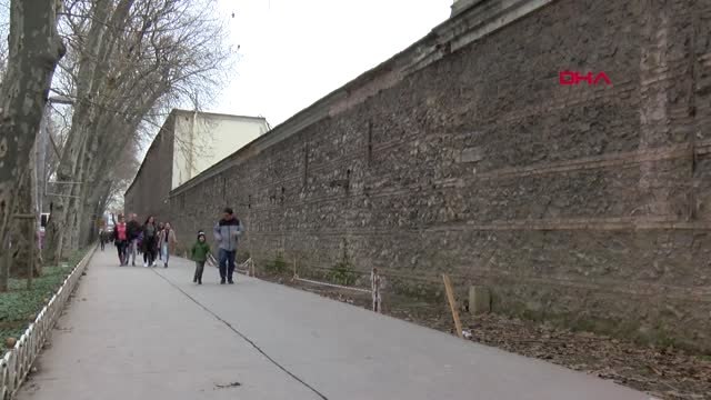 İstanbul- Dolmabahçe Sarayı'nın Duvarından Dökülen Taşlar Tehlike Saçıyor