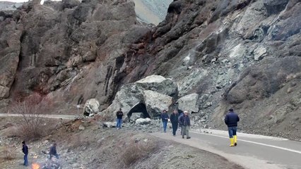 Télécharger la video: Suşehri-İmranlı kara yolunda heyelan - SİVAS