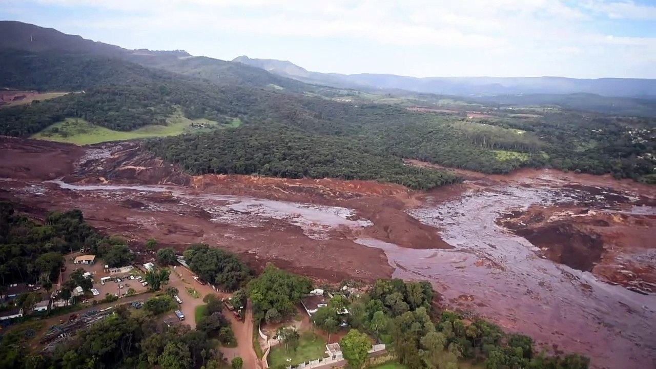 Hunderte Tote nach Bruch eines Staudamms in Brasilien befürchtet