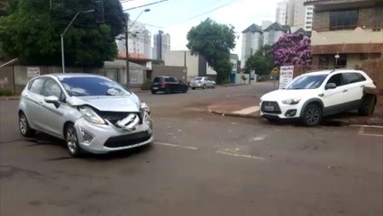 Batida entre carros é registrada na Rua Recife